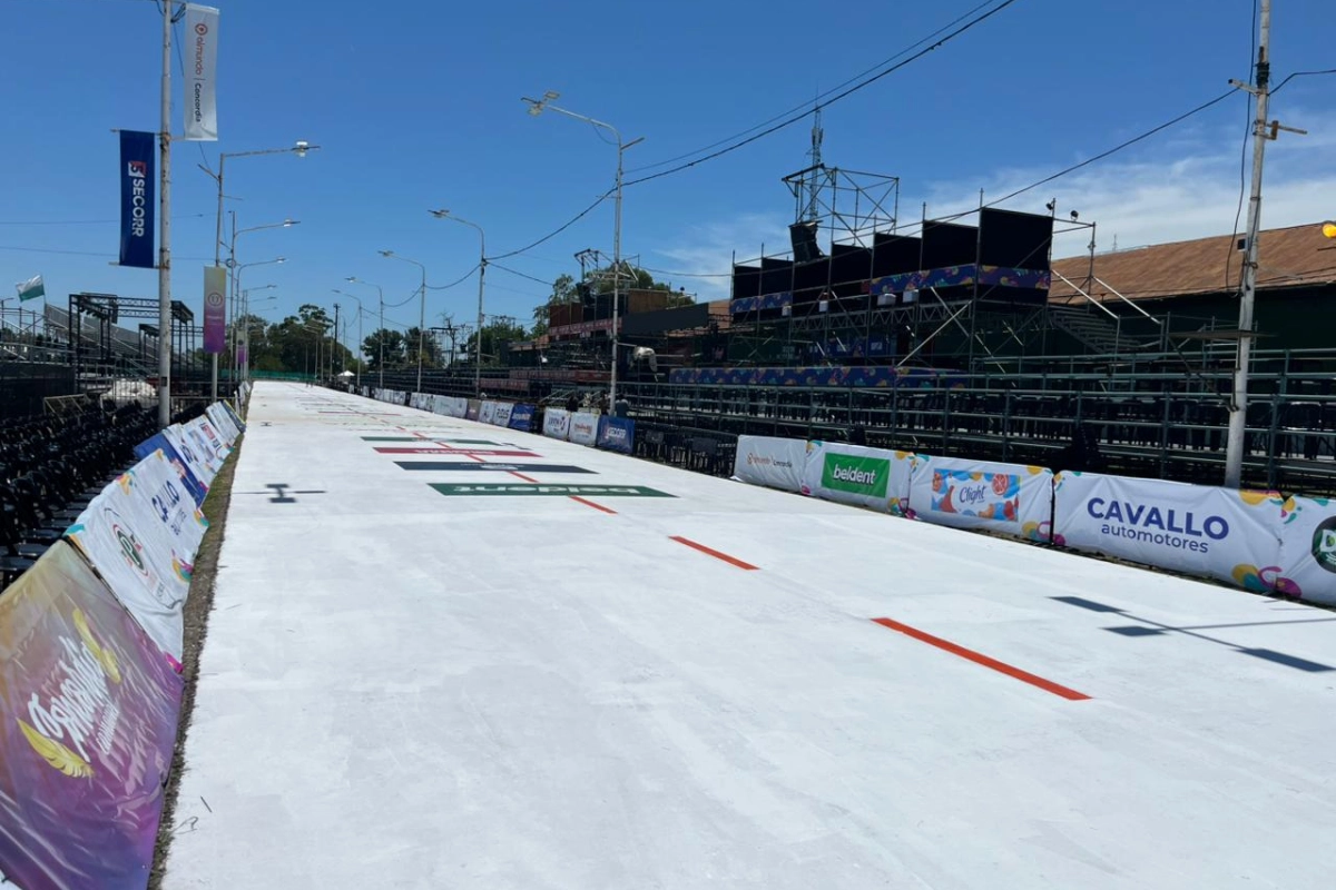 Ultiman los detalles en la previa a la primera noche del carnaval.