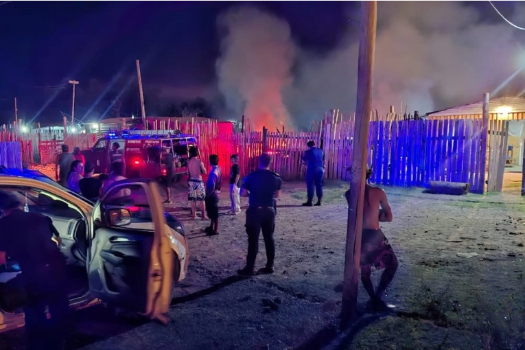 Policía y Bomberos Zapadores intervinieron en el incendio de una vivienda en la madrugada de este domingo