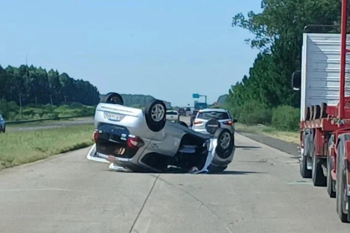 El veh&iacute;culo termin&oacute; sobre la calzada.