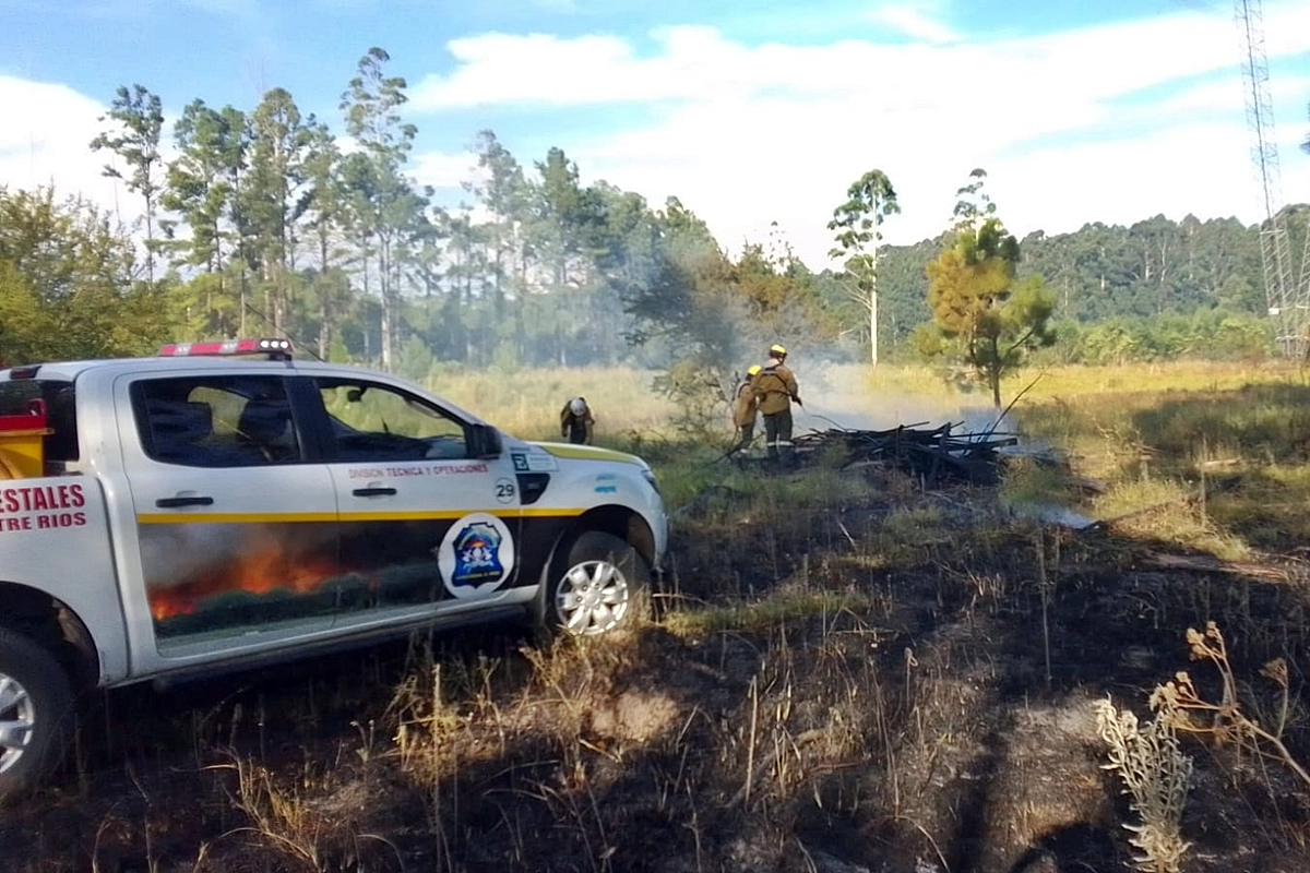 Los bomberos tuvieron largas horas de trabajo entre el lunes y el martes