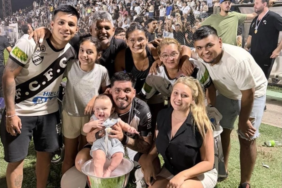Daniel Lescano junto a su familia, donde est&aacute;n los boxeadores Yanina "La Panterita" Lescano y "Piedrita" Bazan.