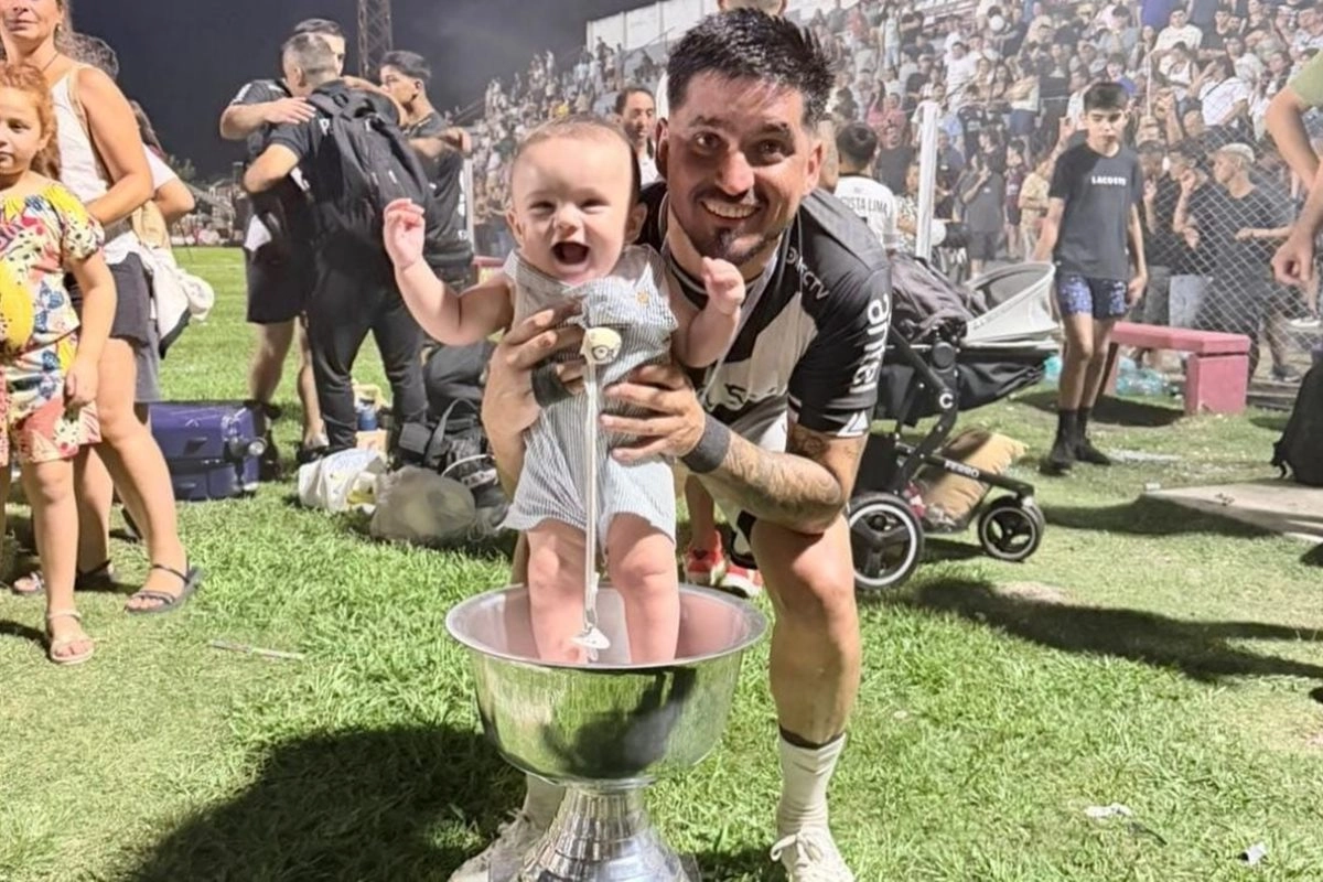 El defensor central Daniel Lescano junto a su hijo.