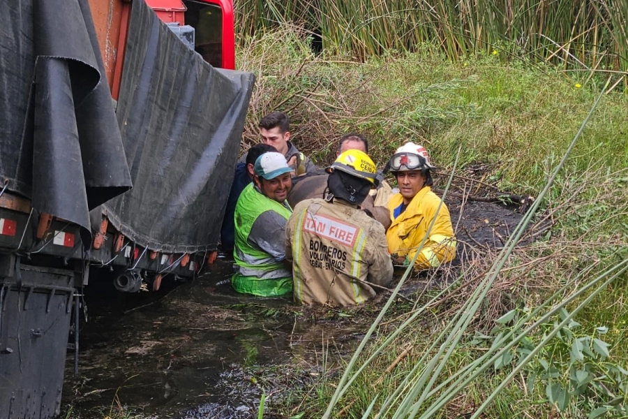Tras el impacto, el cami&oacute;n termin&oacute; sumergido en agua.
