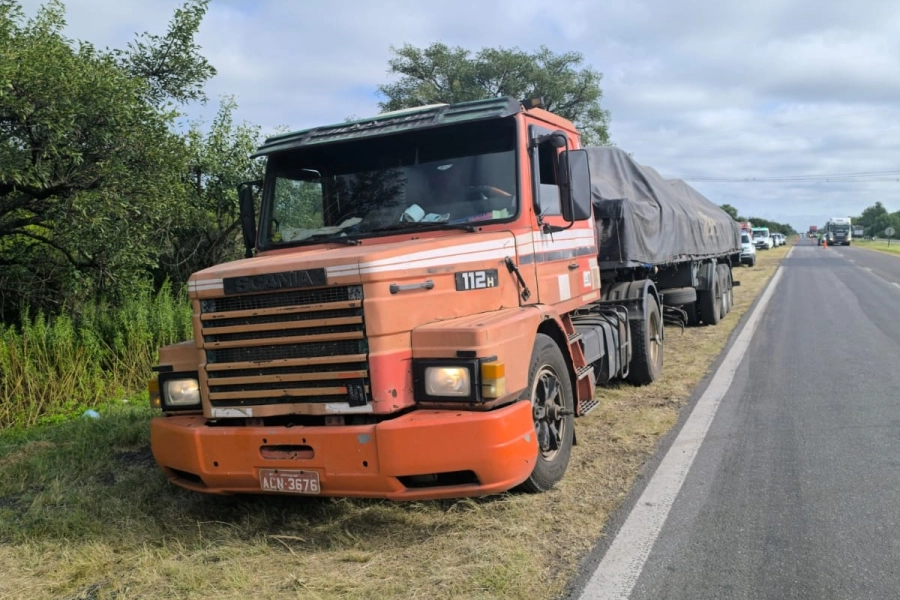 Uno de los camiones hab&iacute;a detenido su marcha por obras en la calzada.