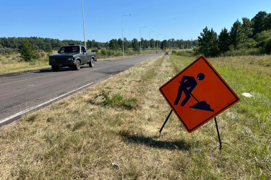 Se&ntilde;ales de advertencia se pueden observar en la ruta.