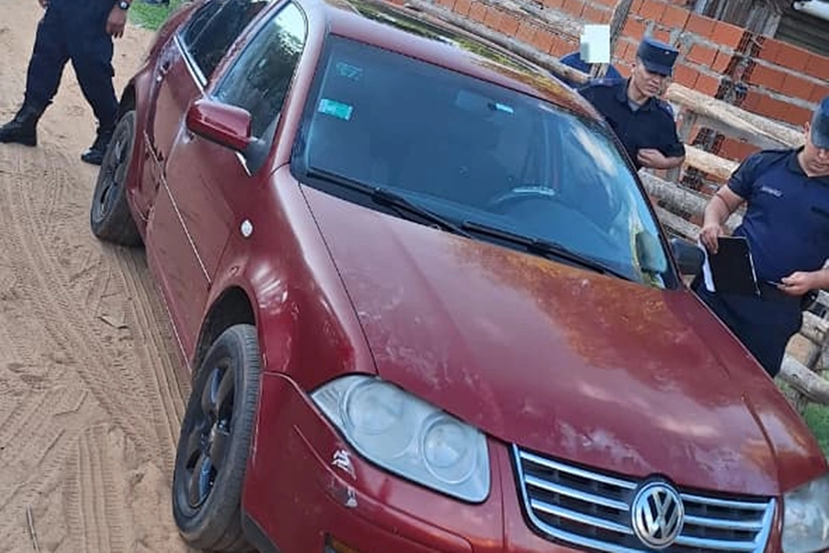 El veh&iacute;culo al ser peritado por la polic&iacute;a.