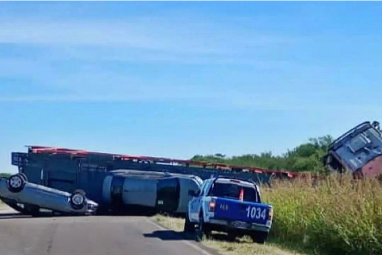 Un camión brasileño volcó los autos que transportaba y provocó el corte de una ruta entrerriana