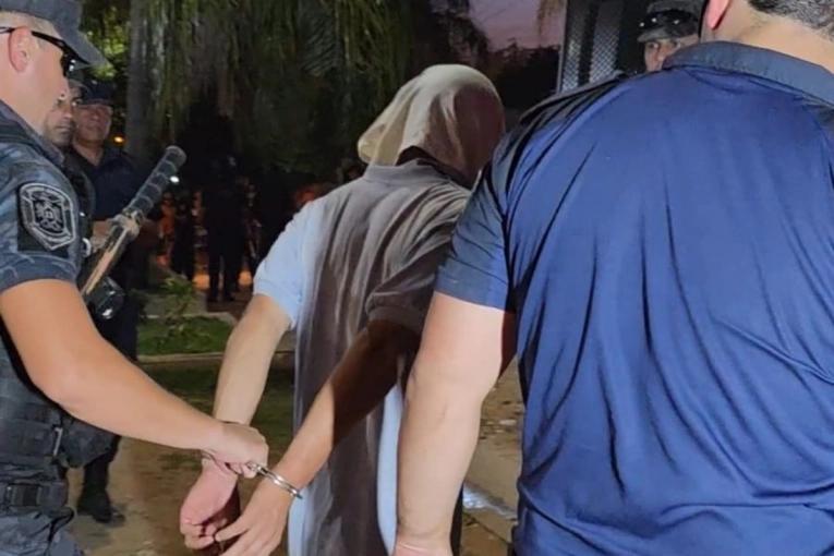 La policía detuvo a dos personas y secuestró más de 30 envoltorios de marihuana
