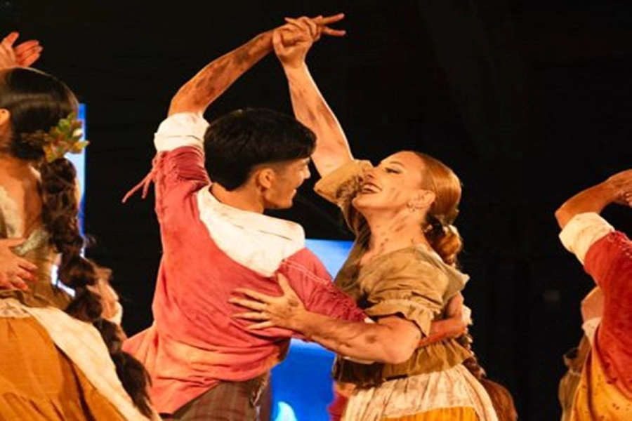 Gonzalo y una de sus compa&ntilde;eras en pleno show.