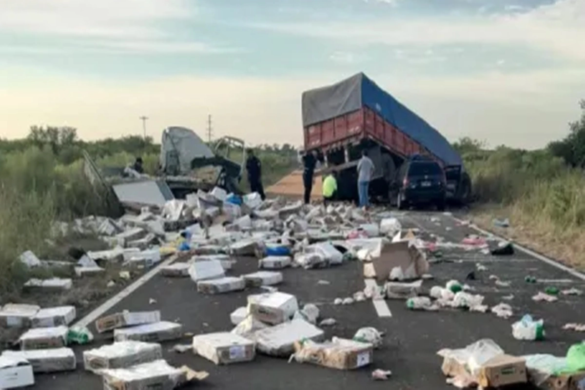 Los involucrados fueron dos camiones y un auto, pero solo hay una v&iacute;ctima fatal.