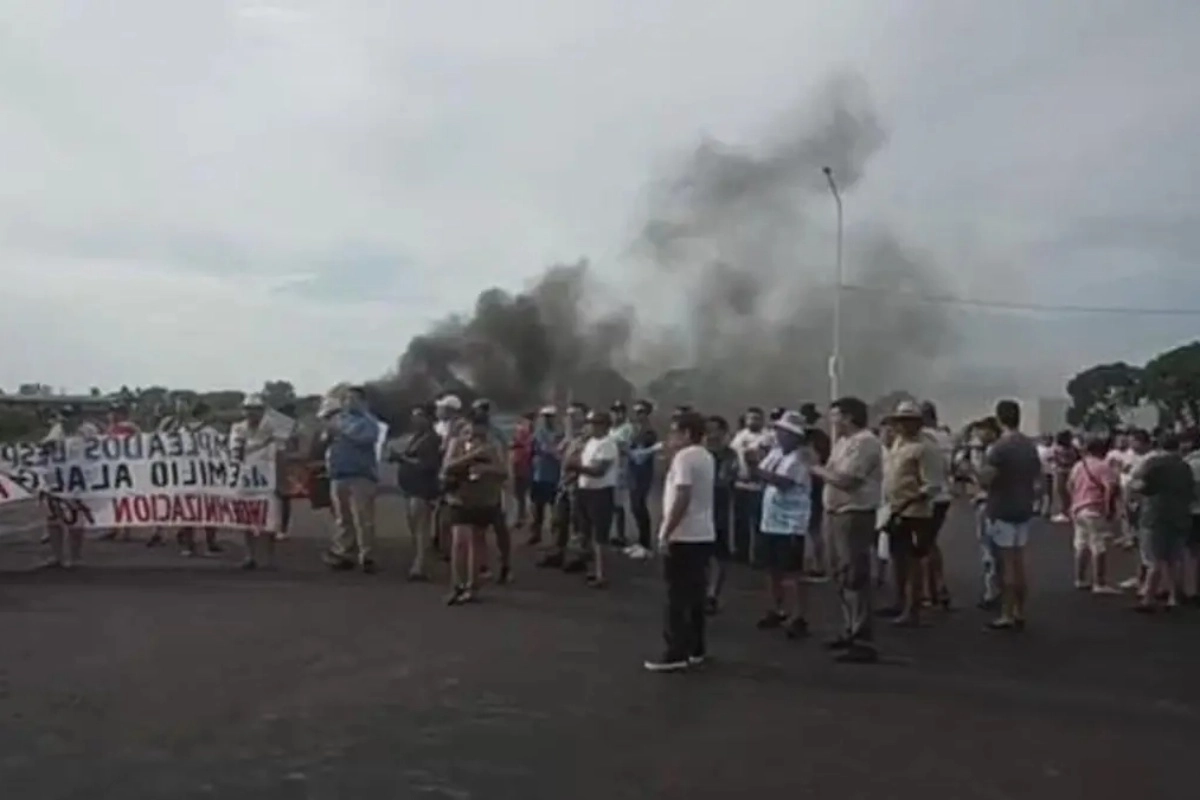 Los trabajadores cortaron uno de los accesos a la ciudad.