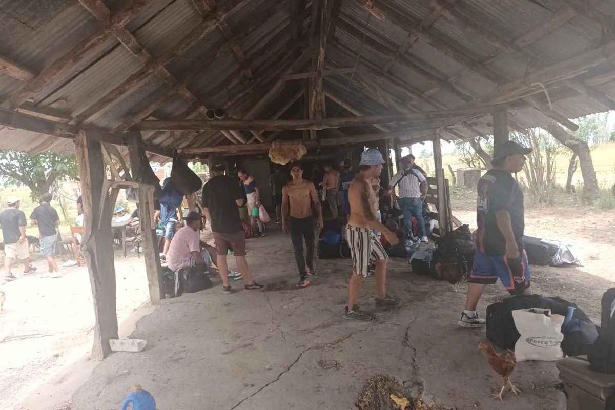 Son cerca de 40 los trabajadores de la fruta que se encuentran varados en Paso de los Libres.