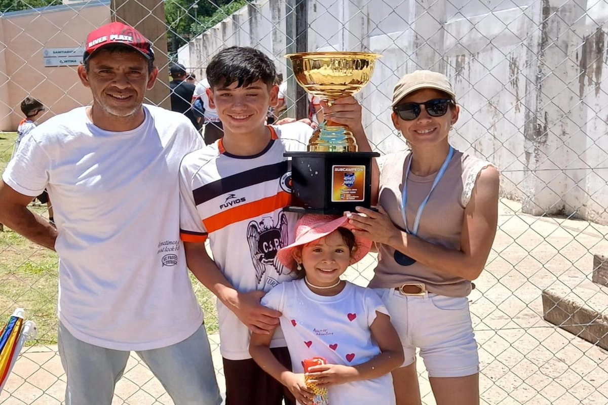 Kevin con su familia luego de obtener la copa en el Estadio Ciudad.