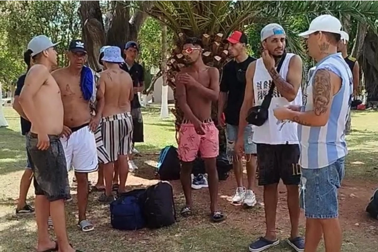 Trabajadores de la cosecha de Concordia quedaron varados en Paso de los Libres por una confusión en su traslado