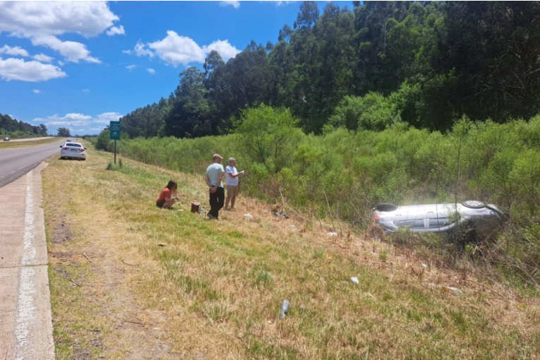 Un vehículo mordió la banquina y terminó volcando sobre la Ruta 14