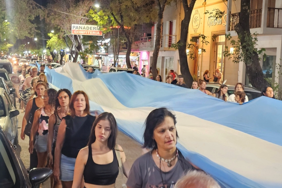 La comunidad de Col&oacute;n volvi&oacute; a marchar en defensa del R&iacute;o Uruguay