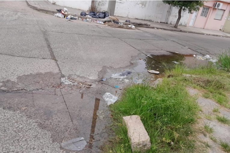Vecinos de la zona sur reclaman por una pérdida de agua que aseguran lleva más de cinco años sin solución
