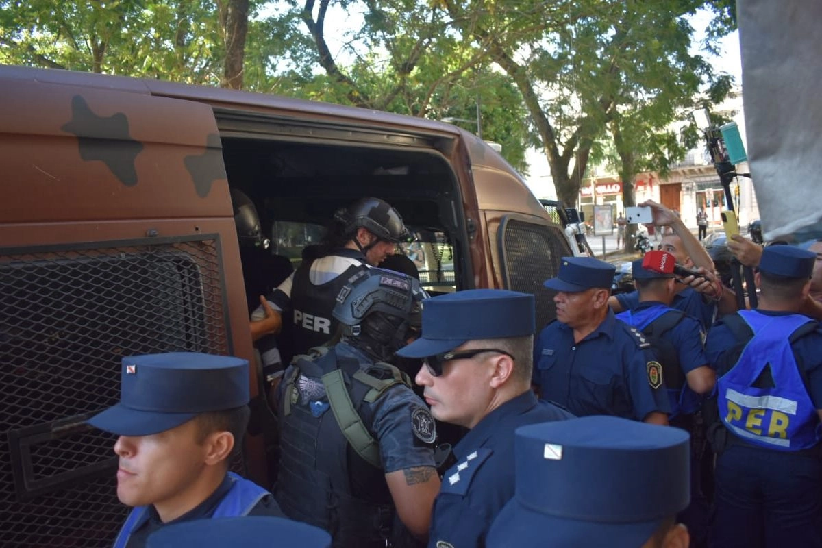 Laurta llegando a la Departamental de Policias local.