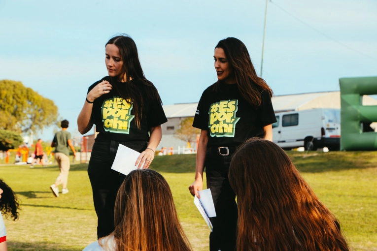 Despliegan una campaña oficial que concientiza a los adolescentes sobre las apuestas y el "juego responsable"
