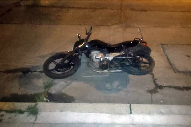 Dos motos protagonizaron un choque y dos de los involucrados se dieron a la fuga