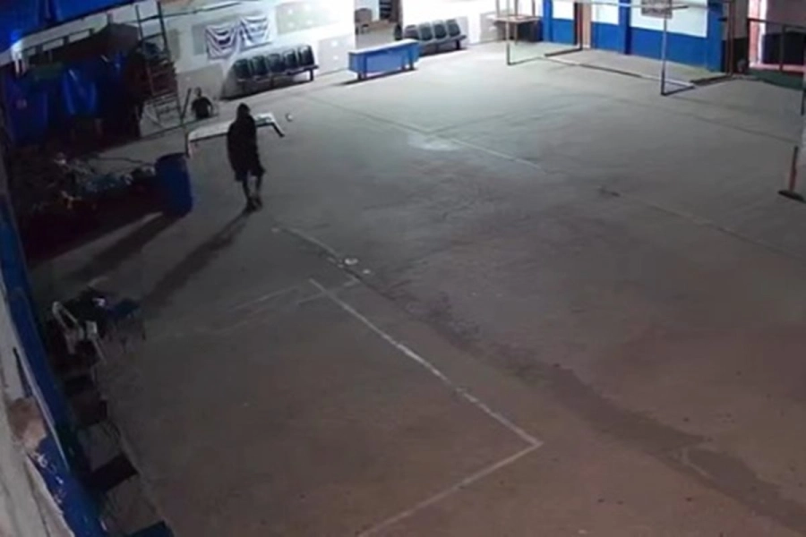 El momento en el que el delincuente ingresa al club.