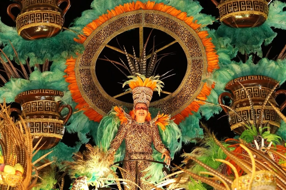 Mar&iacute;a Luz Ben&iacute;tez de la comparsa F&eacute;nix, fue coronada como la nueva Reina.