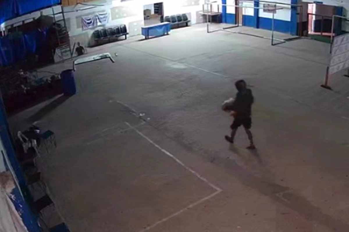 Momento en el que retiran los insumos de la instituci&oacute;n concordiense.