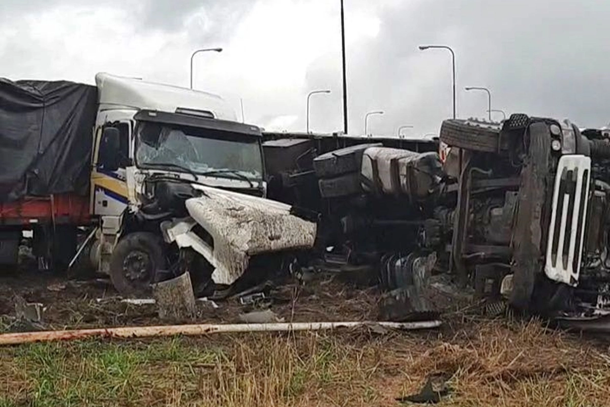 Fuerte impacto entre camiones.