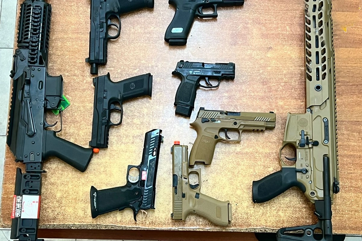 Algunas de las armas incautadas en el operativo.