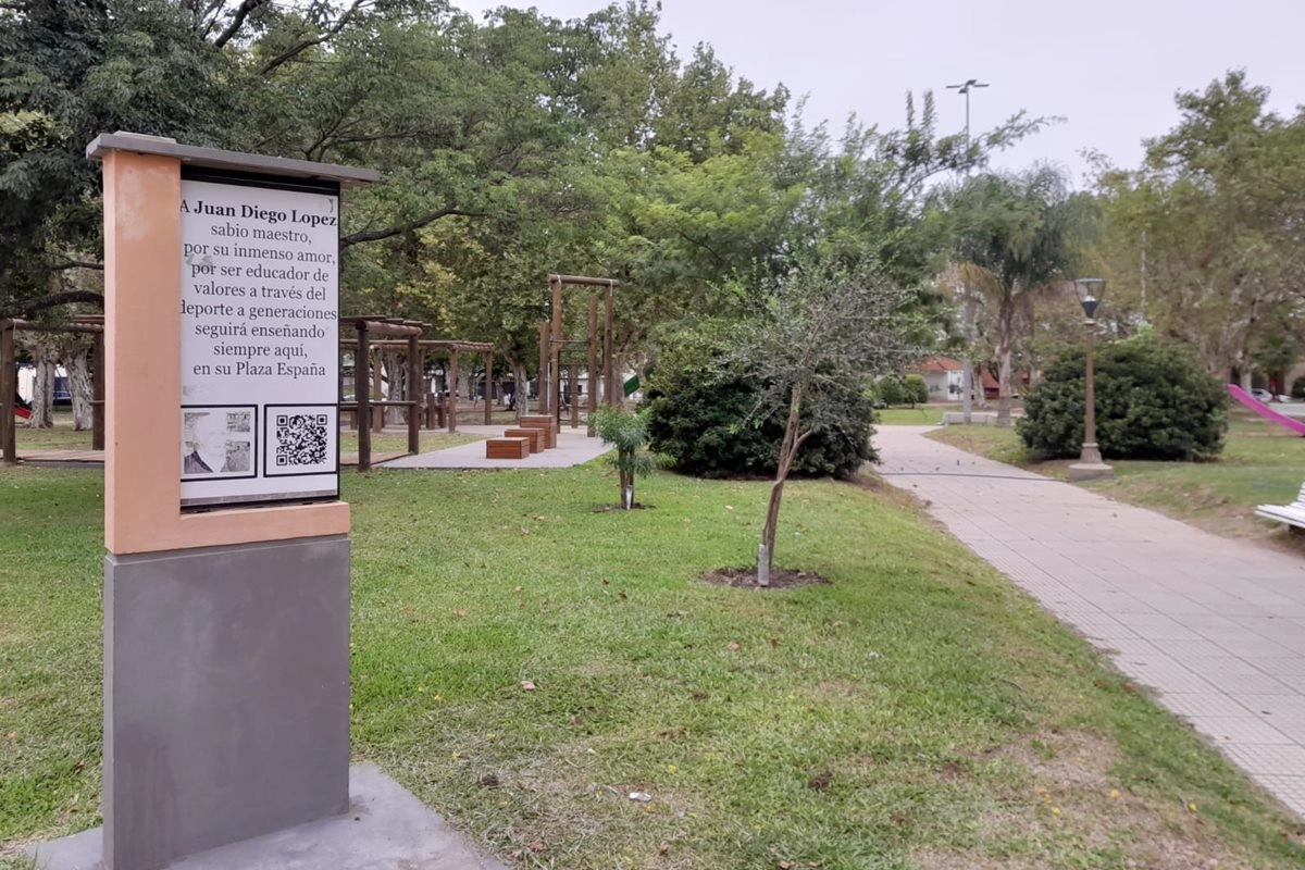 Reconocimiento a L&oacute;pez en Plaza Espa&ntilde;a.