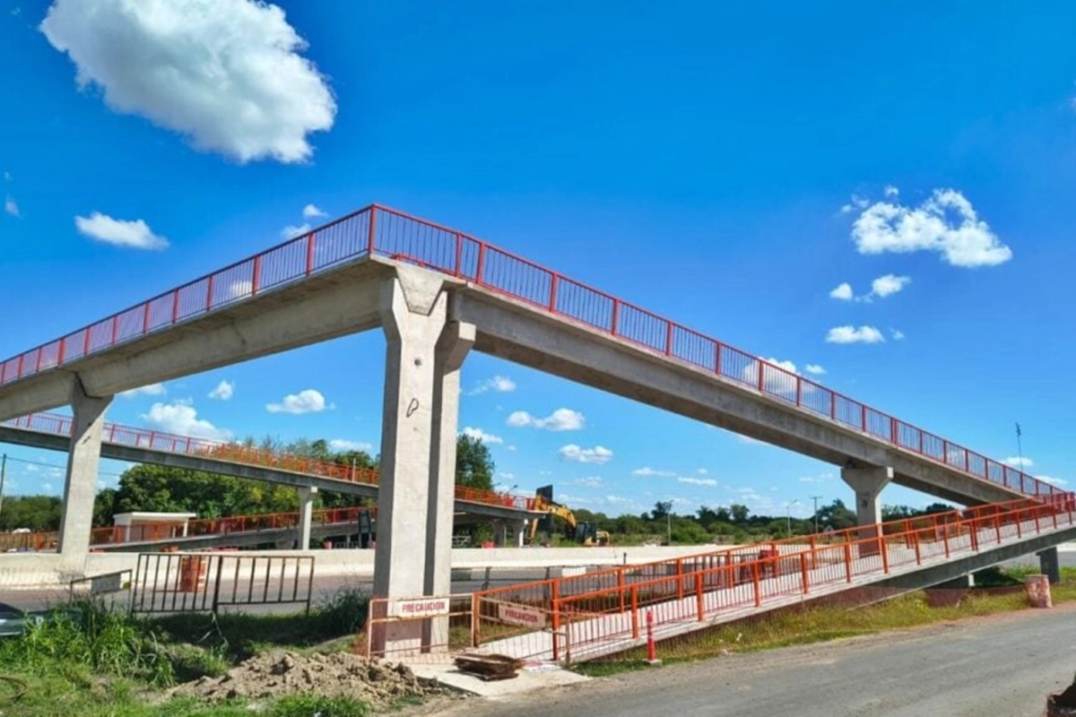 Vialidad habilita el cruce peatonal.