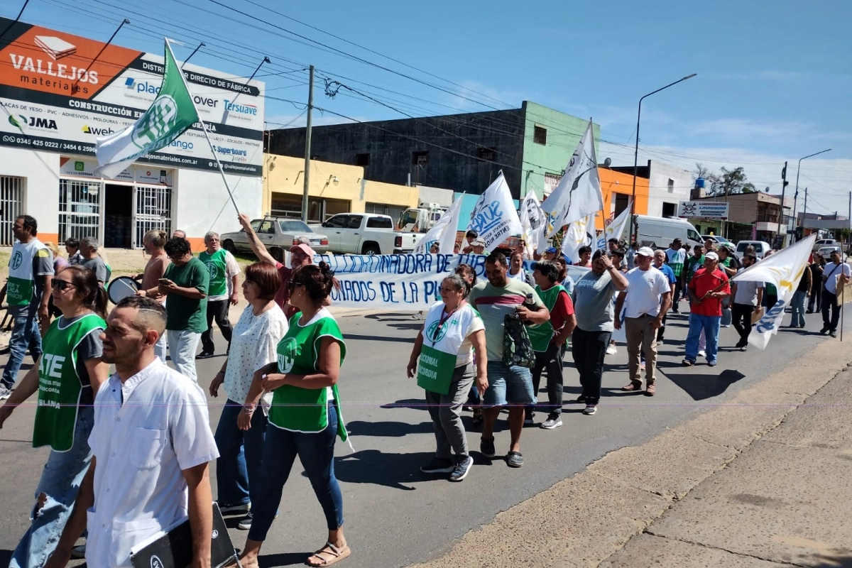 La protesta incluy&oacute; una marcha y un abrazo simb&oacute;lico.