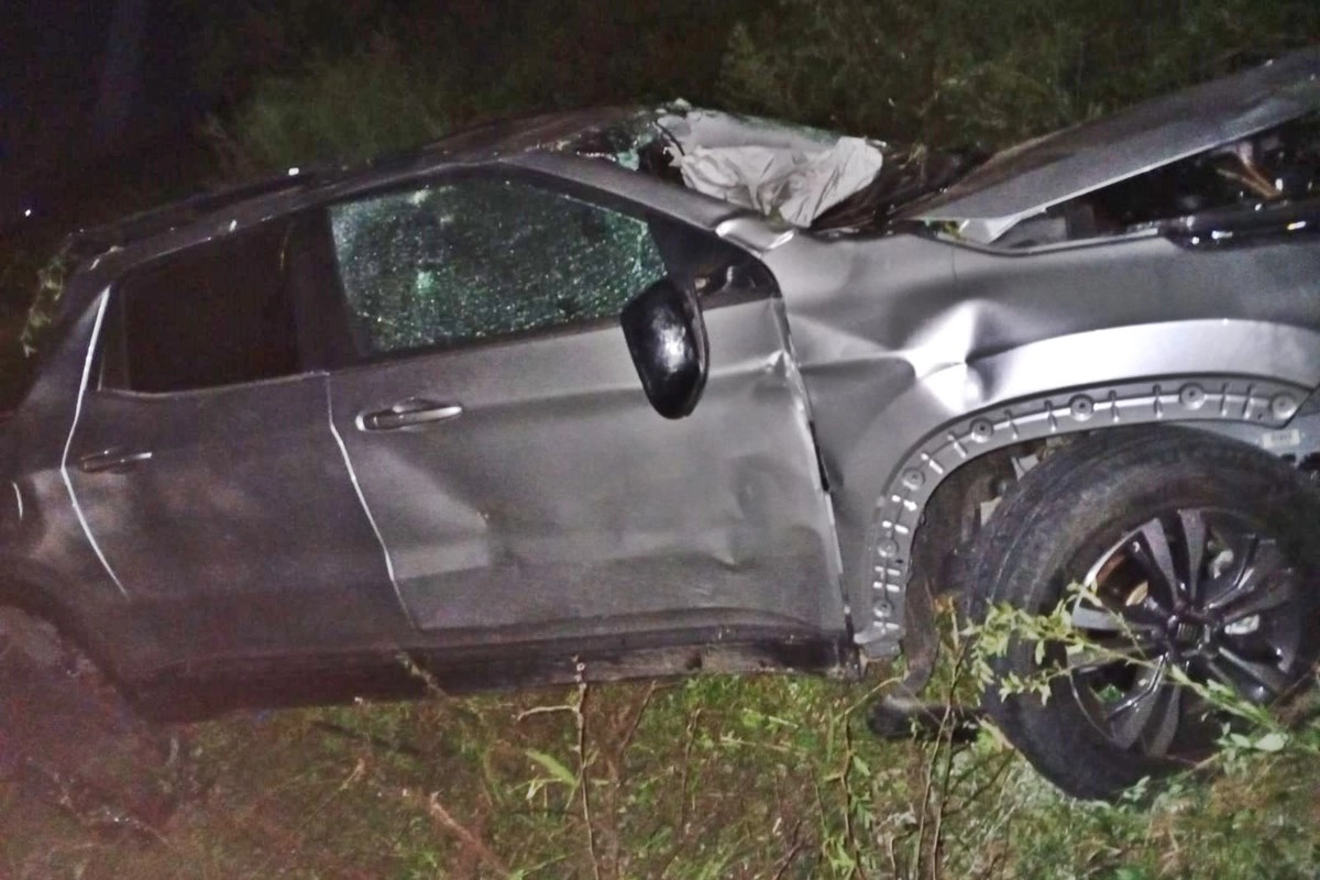 El veh&iacute;culo termin&oacute; con importantes destrozos.