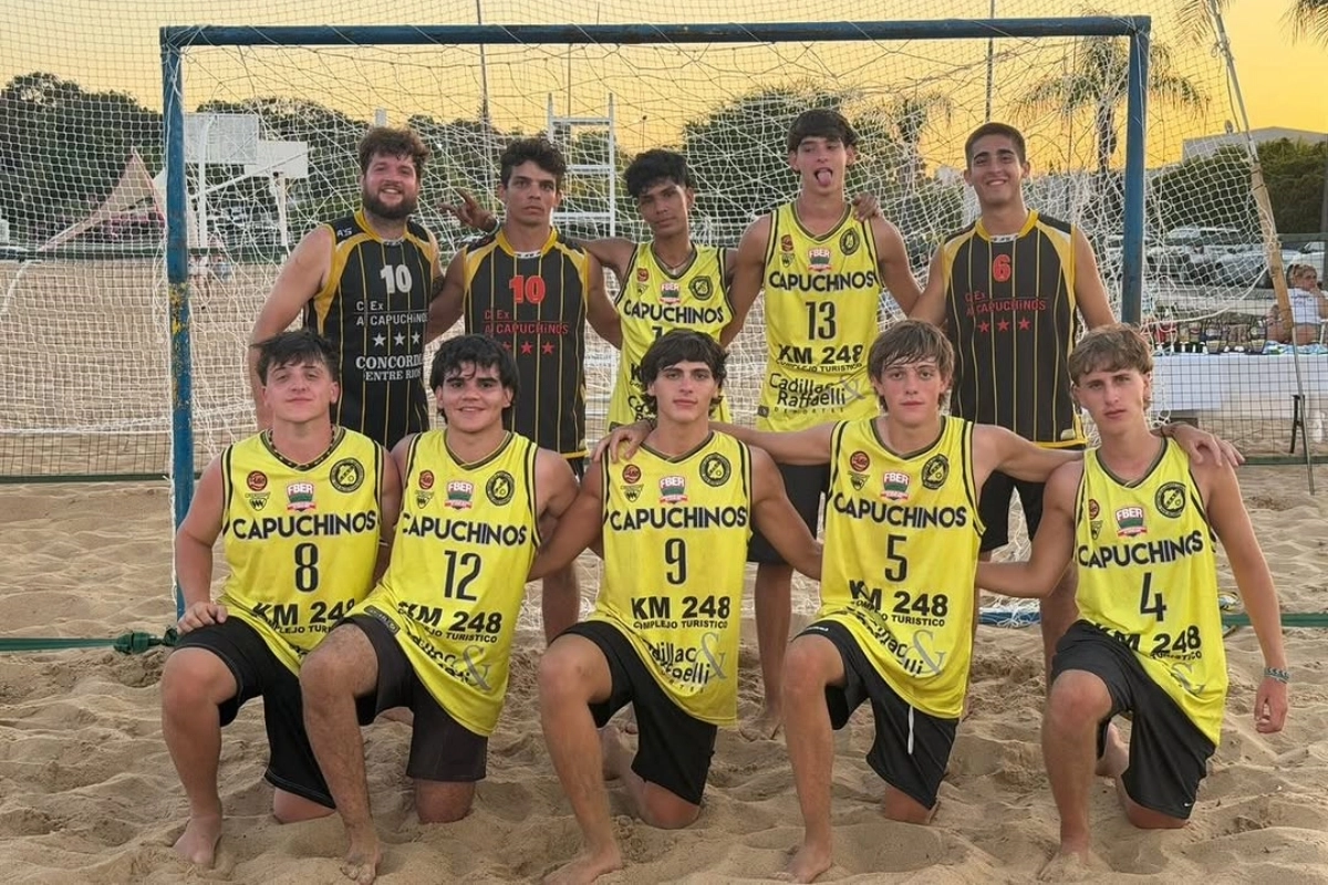 El equipo de mayores Campe&oacute;n de Beach Handbal.