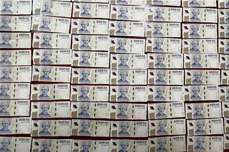 Devolvió casi $2 millones que estaban en el cajero de un banco y ahora buscan al dueño del dinero