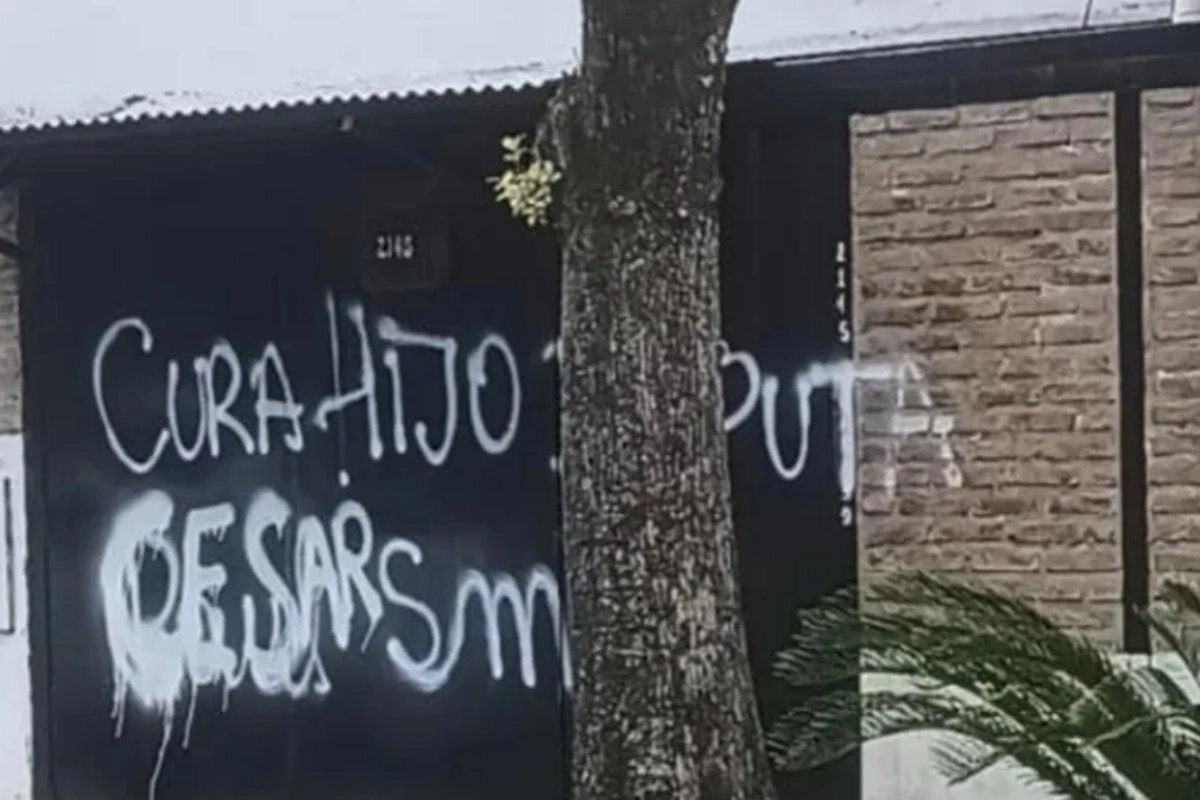 Vecinos expresaron su disgusto en la vivienda del religioso.