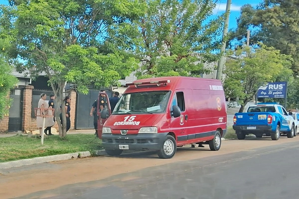 El hombre yace tapado en la vereda mientras la polic&iacute;a realizaba las primeras averiguaciones