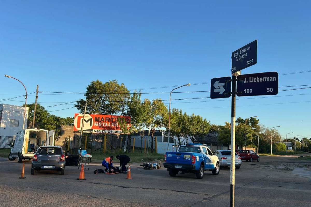 El motociclista result&oacute; herido por el impacto.