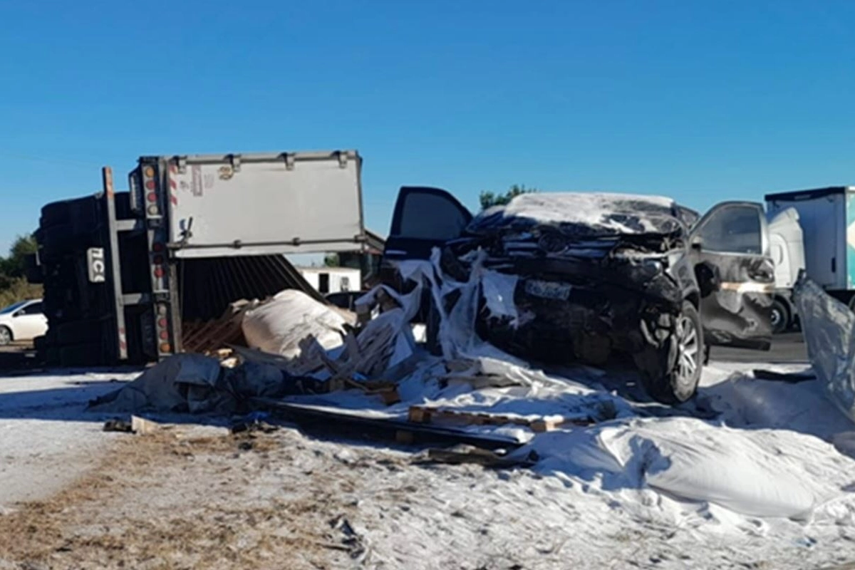 El cami&oacute;n despisto, volc&oacute; y choc&oacute; a otros tres veh&iacute;culos