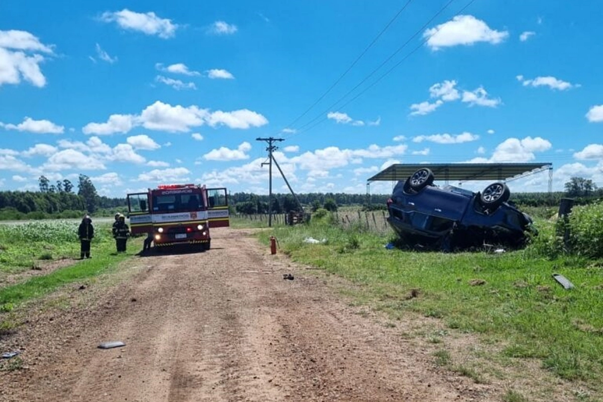 La camioneta volcada en inmediaciones de la ruta Nacional 14.