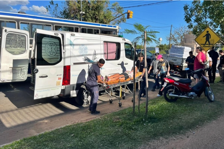 Una joven motociclista resultó herida tras chocar con un camión en avenida Eva Perón