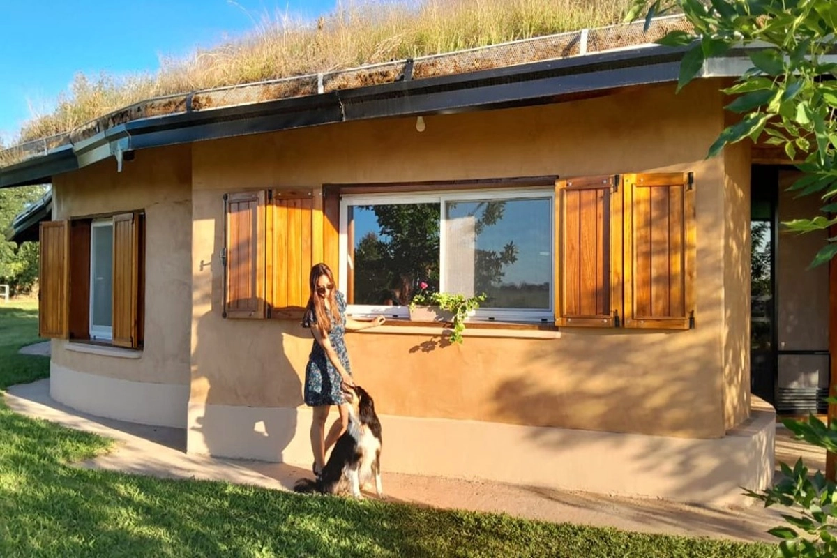 La casa fue construida en un campo sobre la ruta provincial N&deg; 2, a pocos kil&oacute;metros de Santa Ana.