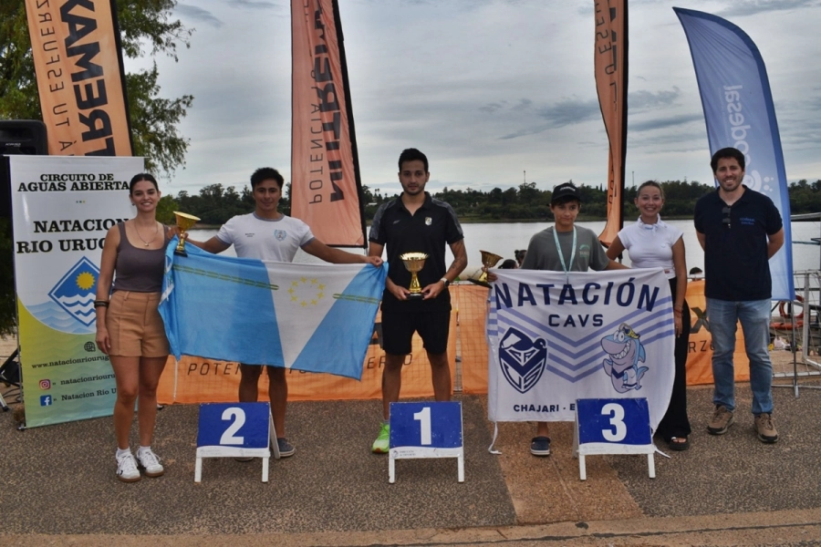 El podio de los nadadores varones.