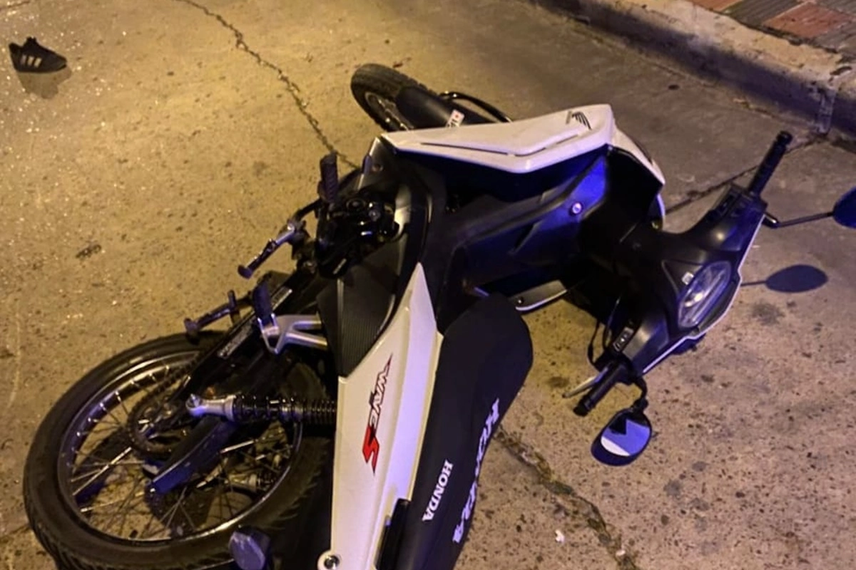 El motociclista sufri&oacute; traumatismo enc&eacute;falo craneano y una herida en el rostro.