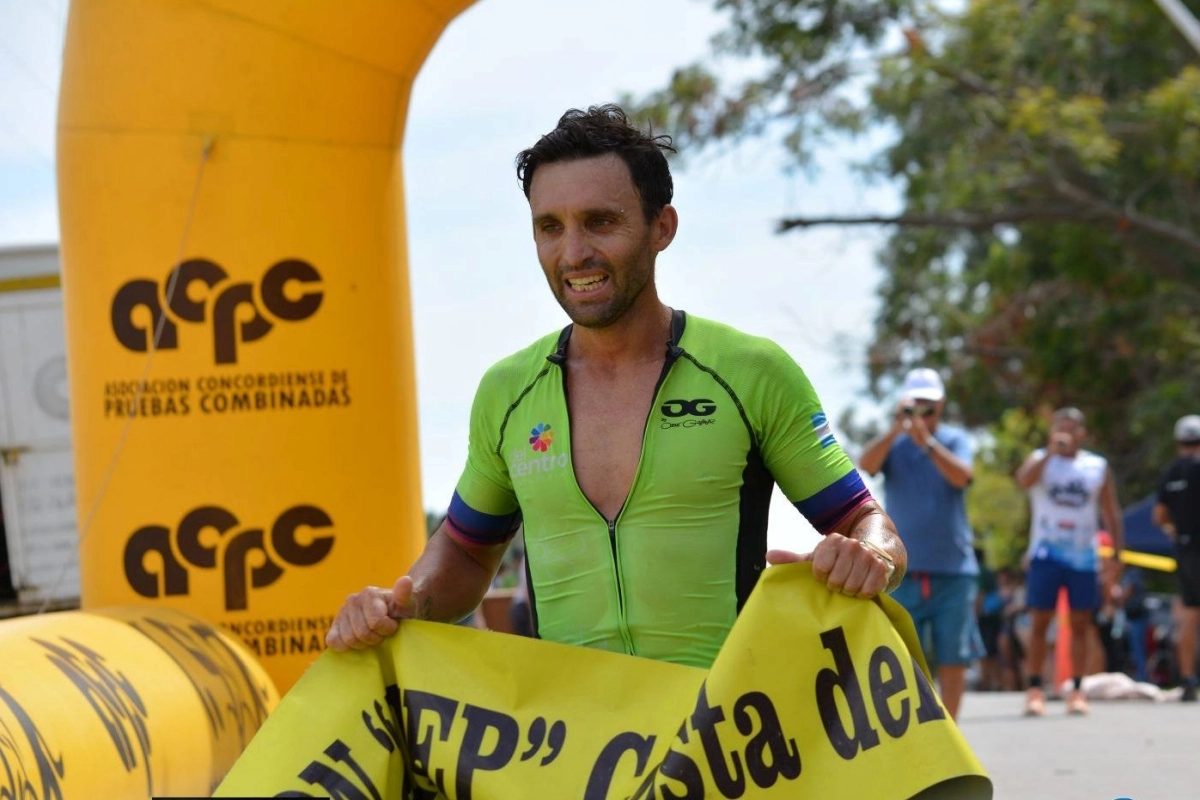 El concordiense llegando a la meta en el Triatl&oacute;n de Santa Ana