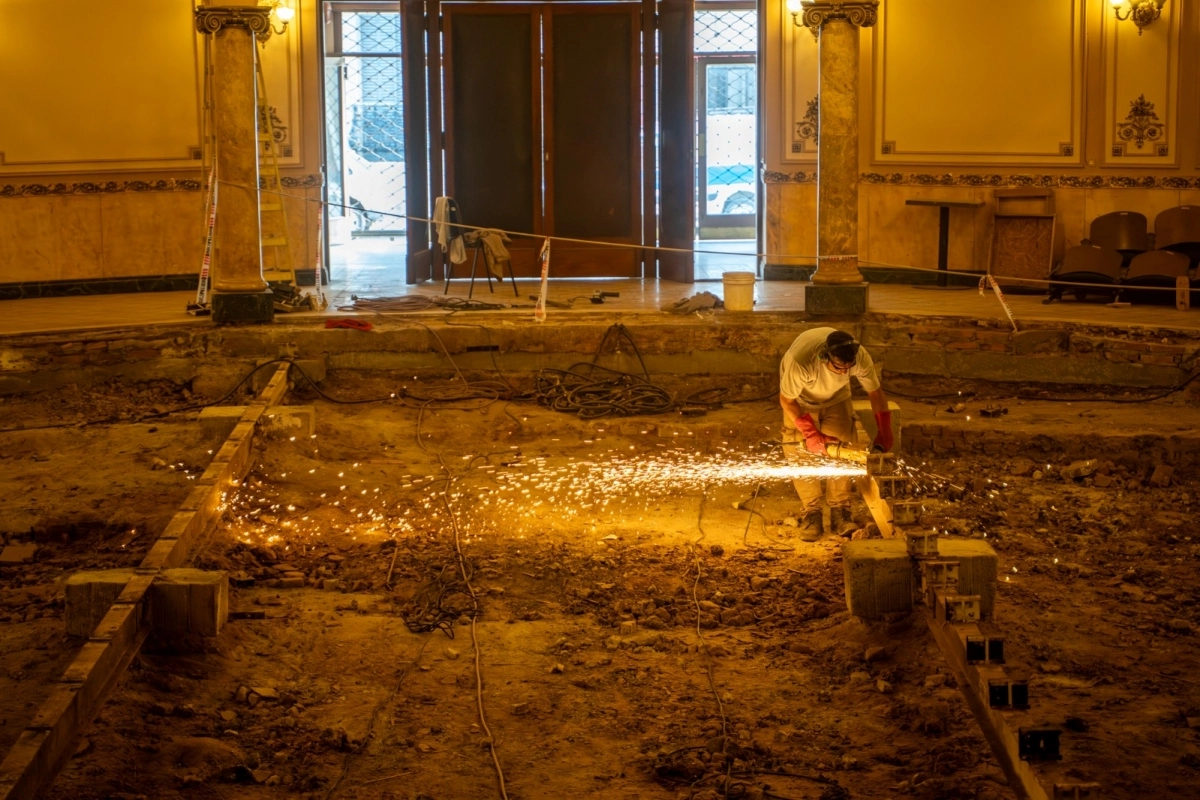 trabajos de herrer&iacute;a en el piso del Teatro Gualeguaych&uacute;