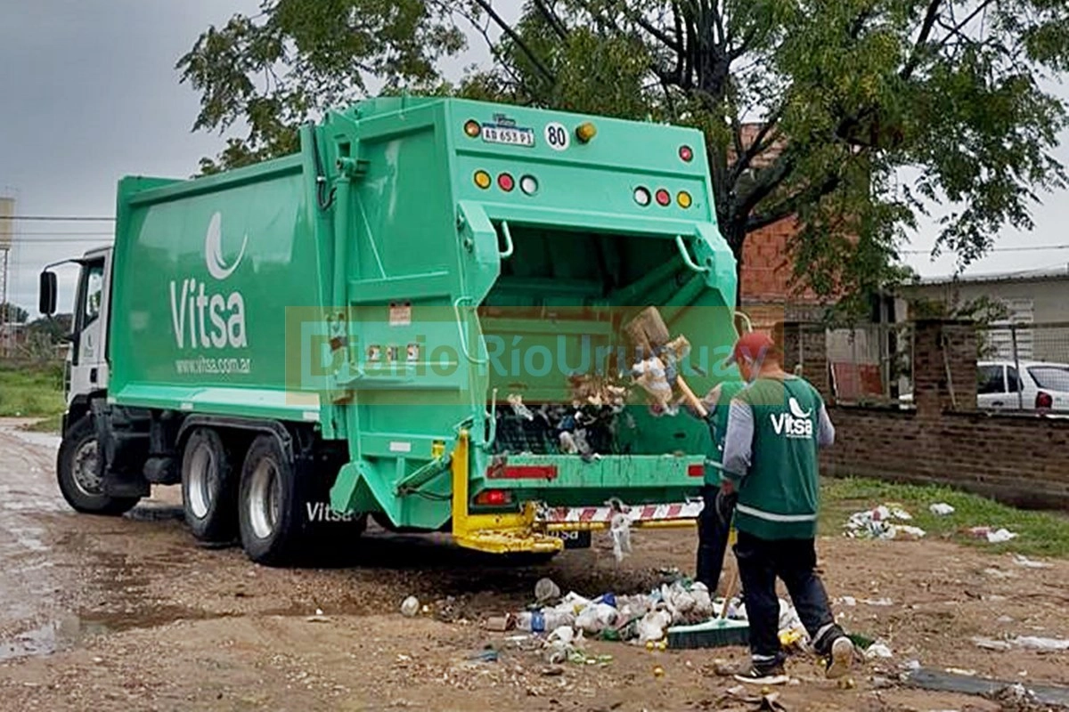 Los camiones de la firma VITSA cumpliendo el servicio de recolecci&oacute;n en Concordia