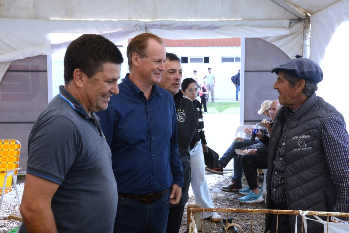Bordet recorri&oacute; el predio de la Fiesta Nacional de la Apicultura.