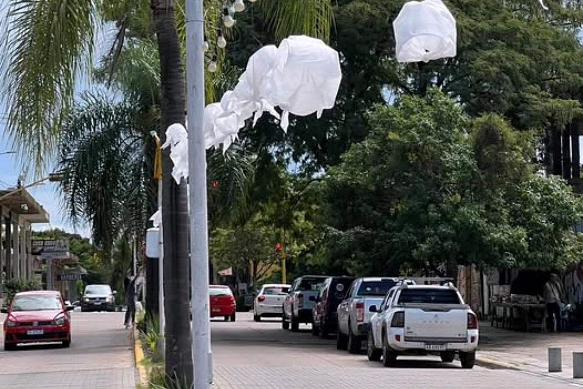 Pa&ntilde;uelos blancos en la avenida de Federaci&oacute;n.