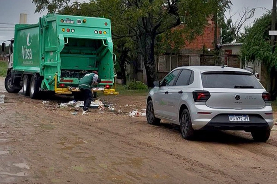 Un auto identifiado con el logo de la empresa en uno de sus laterales.